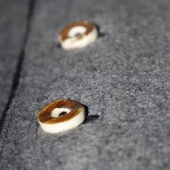 Overig Tiroler Trachten Vest Luxe (Wol) 7 Overig Tiroler Trachten Vest Luxe (Wol) -Carnavalskleding Winkel tiroler trachten vest lichtgrijs luxe wol detail